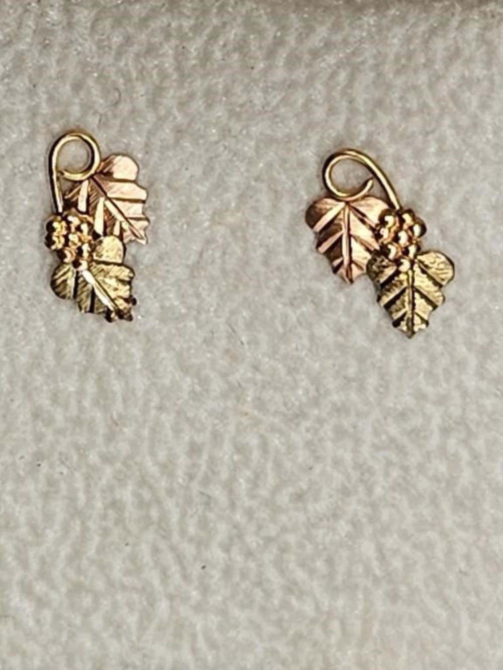 Vintage 14K Yellow Gold Black Hills Gold Leaf & Grape Cluster Earrings - 0.61g